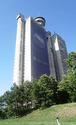 Strana věže zakrytá reklamou