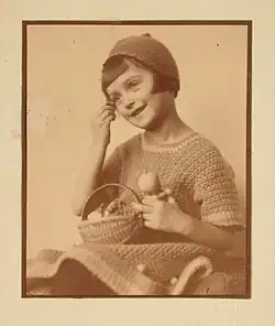 Genja Jonas: Slečna v háčkovaném kabátku, 1930