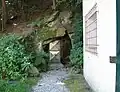 Vchod do štoly, v níž jsou umístěny seismometry
