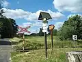 Rozcestí s ukazatelem u železniční trati