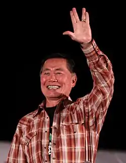 George Takei, Nimoyův kolega, který v seriálu Star Trek ztvárnil postavu Hikaru Sulua, zdraví dav v roce 2011.