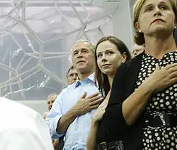 Prezident George W. Bush, jeho dcera Barbara Bushová a paní Doro Kochová, prezidentova sestra, stojí během americké národní hymny v neděli 10. srpna 2008 při ceremoniálu vyznamenání zlatého medailisty Michaela Phelpse. Americký olympionik vyhrál svou první disciplínu, 400 metrů polohový závod jednotlivců, v rekordním čase 4:3.84, 10. srpna 2008.
