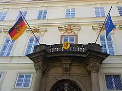 Uliční balkon paláce, vlajky SRN a Evropské unie