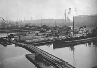 Francouzské a německé ponorky v Cherbourgu. Zcela vpravo Cornélie