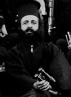 Metropolita Kastoria Germanos Karavangelis ve fotografickém ateliéru Leonida Papazogloua