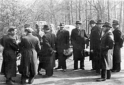 Příslušníci gestapa doprovázející Bílé autobusy