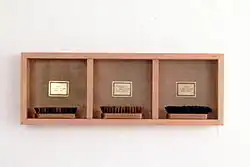 Kartáče (Bat-Ševa, Gide'on a Jotam Gechtmanovi), 1974 lidské vlasy, dřevo, měděné desky, sklo