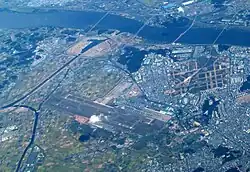 Pohled na letiště ze vzduchu