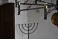 Sedmiramenný svícen v rohu zadní synagogy.