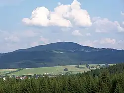 Masiv Girové s oblohou pokrytou mraky.