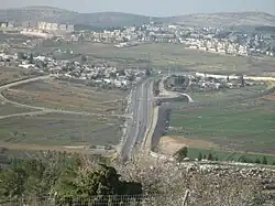 Celkový pohled na Giv'at Ze'ev, v popředí Giv'on ha-Chadaša