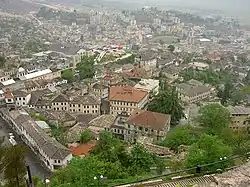 Pohled na historickou zástavbu z Gjirokastërské citadely