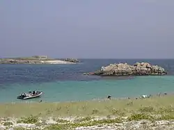 Výhled z ostrova Saint-Nicolas na ostrov Brunec