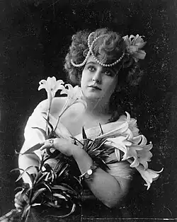 Mladá dáma s liliemi, 1902