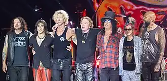 Guns N' Roses v roce 2023. Zleva: Dizzy Reed, Richard Fortus, Duff McKagan, Axl Rose, Slash, Melissa Reese a Frank Ferrer.