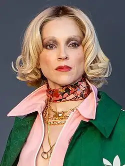 St. Vincent na festivalu Glastonbury v roce 2022