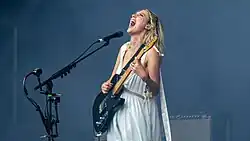 Frontwoman Ellie Rowsell v Glastonbury 2022