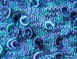 Ruční pletenina z pupenové příze