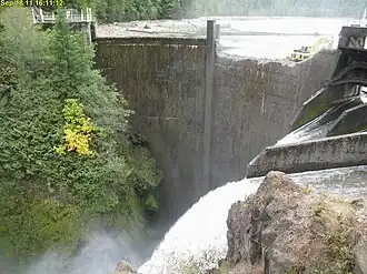 září 2011 (postupné odbourávání hráze)