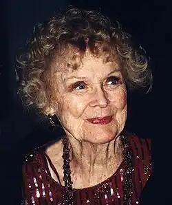 Gloria Stuartová (2000)