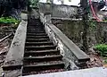 pohled na kamenné schodiště stoupající ke glorietu