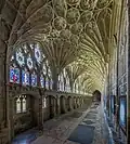 Křížová chodba kláštera při katedrále v Gloucesteru s nejstarším použitím vějířové klenby