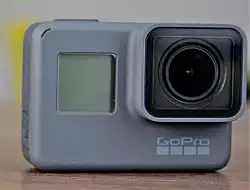 GoPro HERO5 – akční kamera s pevně zaostřeným objektivem.