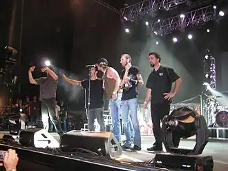 Zleva doprava: Robbie Merrill, Sully Erna, Criss Angel (není člen kapely), Shannon Larkin, Tony Rombola.