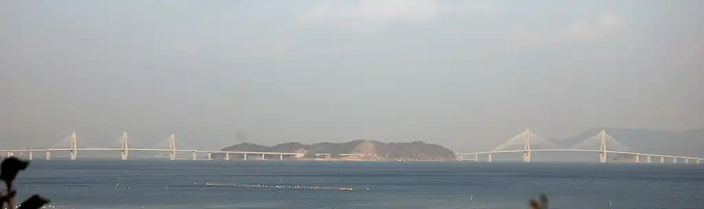 Systém mostů a tunelů mezi korejskou pevninou a ostrovem Kodžedo