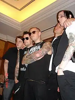 Zleva: Paul Thomas, Joel Madden, Benji Madden, Dean Butterworth a Billy Martin.