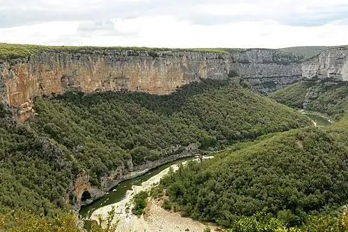 pohled do údolí Gorges de l'Ardèche, nedaleko od Pas du Mousse