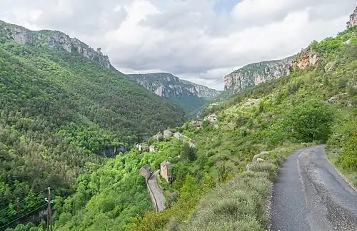 pohled Gorges de la Jonte ze silničky vedoucí do Saint-Pierre-des-Tripiers