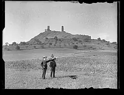Dva turisté kolem roku 1910 pod Hazmburkem