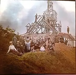 Slavnost dokončení krovu na Ejemově chatě na Stříbrníku v roce 1910