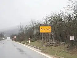 Značka s názvem před Gračacem