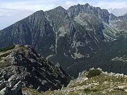 Hrebeň Bášt z Ostrvy, Patria vlevo.