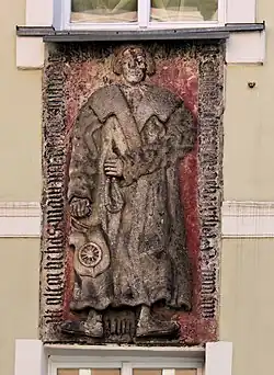 Tzv. Mnich (Mönch) – náhrobní deska radního Hanse Wagnera z roku 1504, kde je Wagner zobrazen v typickém kožešinovém oděvu. Dnes se nachází poblíž náměstí v ulici Kurze Straße 1.