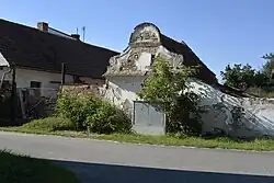 Grange at the house No. 104 in Cehnice 01.jpg