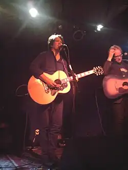 Grant-Lee Phillips na jevišti v Jammin 'Java ve Vídni, VA 20. listopadu 2009