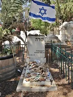 Hrob s nápisem Sara, kameny a izraelskou vlajkou