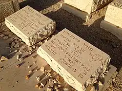 Kamenné náhrobky s hebrejskými nápisy