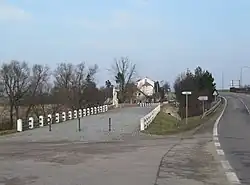 Vlevo historický most z roku 1764, vpravo současná silnice, směr Moravské Budějovice