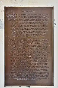 Bronzová pamětní deska se stručným životopisem Mořice Grobeho a popisem výstavby Grotty.