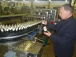 Pavel Gregorič u stáčecí linky v Tradičním pivovaru Rakovník