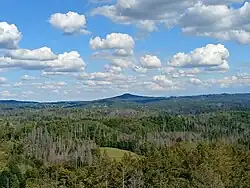 Grenzhübel (uprostřed) a Vlčí hora (v pozadí)