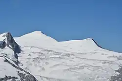 Schwarze Wand (vlevo), Großvenediger (uprostřed) a Kleinvenediger (vpravo) při pohledu z Wildenkogelu