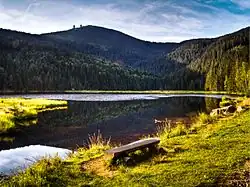 V popředí Malé Javorské jezero a v pozadí Velký Javor