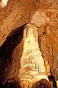 Stalagmity v jeskyni Dargilan