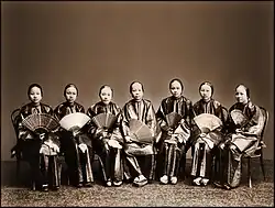 Lai Afong: Skupina čínských žen s vějíři, Kanton, asi 1880