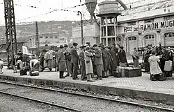 Grupo de exiliados franceses tomando un tren en la estación del Norte